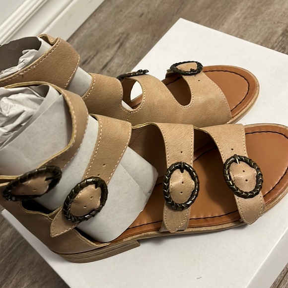 BNWB Tan Sandals - Picture 5 of 8